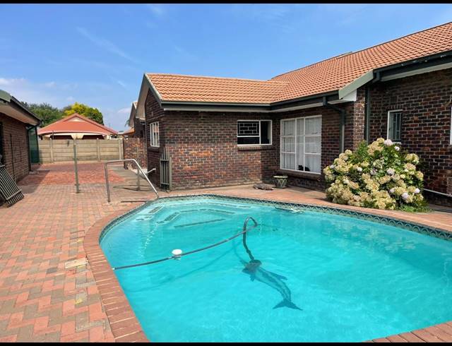 5 BEDROOM HOUSE FOR SALE IN VANDERBIJLPARK SE 2